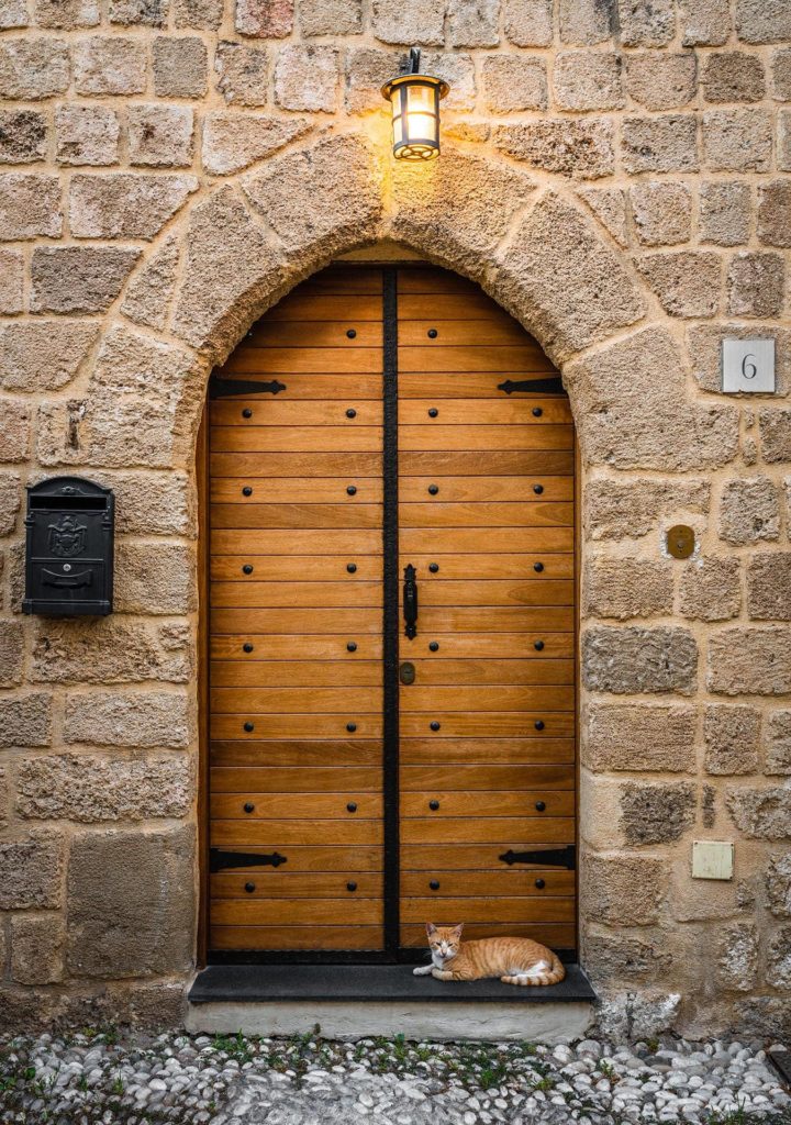 Katze vor Eingangstür in der Aktstadt auf Rhodos in Griechenland